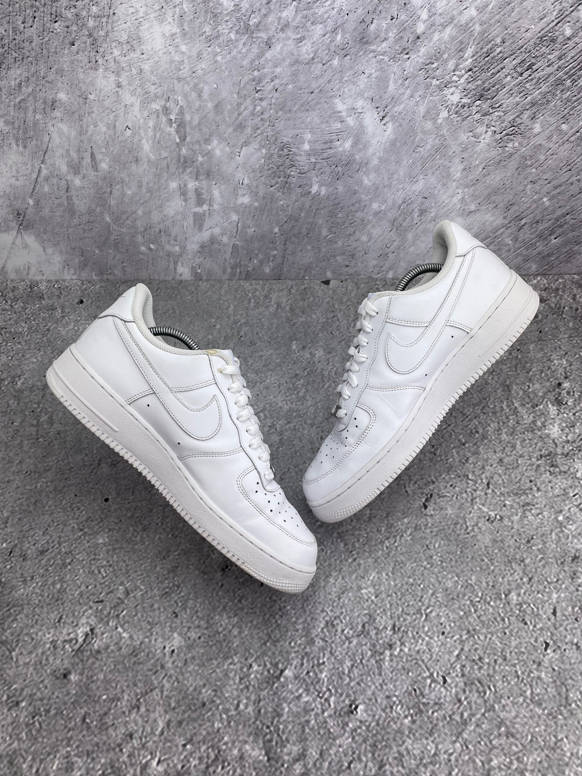 Nike Air Force 1 Low Triple White — buty sportowe męskie w bardzo dobrym stanie rozmiar 43, widok z góry na wewnętrzną stronę butów
