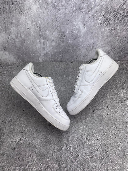 Nike Air Force 1 Low Triple White — buty sportowe męskie w bardzo dobrym stanie rozmiar 43, widok z góry na wewnętrzną stronę butów