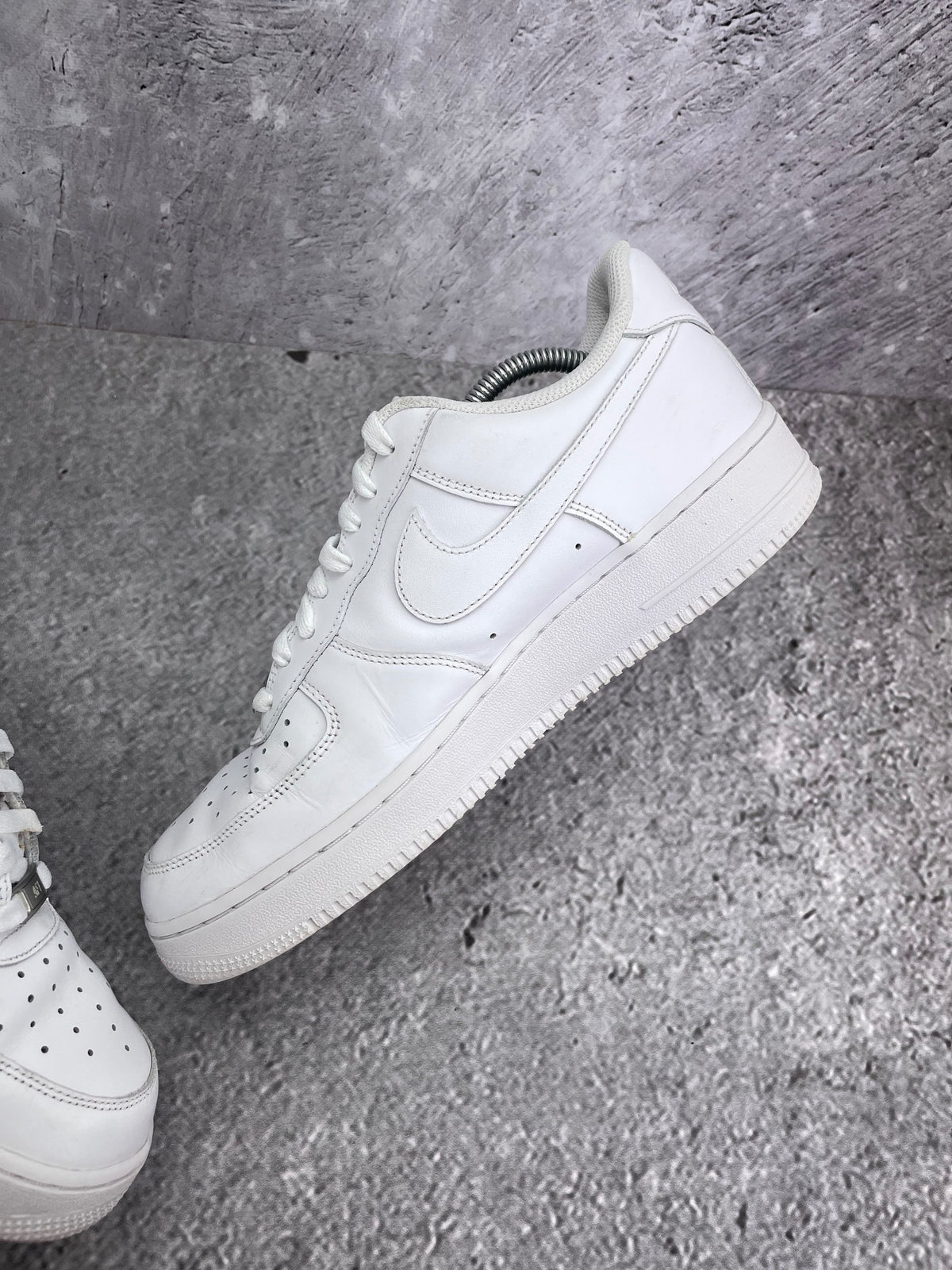 Nike Air Force 1 Low Triple White — buty sportowe męskie w bardzo dobrym stanie rozmiar 43, wewnętrzny panel lewego buta