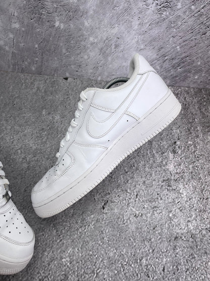 Nike Air Force 1 Low Triple White — buty sportowe męskie w bardzo dobrym stanie rozmiar 43, wewnętrzny panel lewego buta