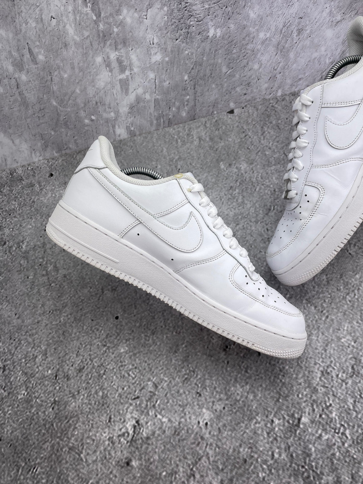 Nike Air Force 1 Low Triple White — buty sportowe męskie w bardzo dobrym stanie rozmiar 43, wewnętrzny panel prawego buta