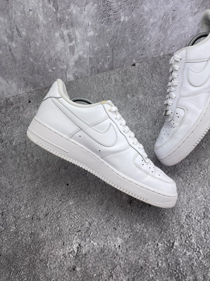 Nike Air Force 1 Low Triple White — buty sportowe męskie w bardzo dobrym stanie rozmiar 43, wewnętrzny panel prawego buta