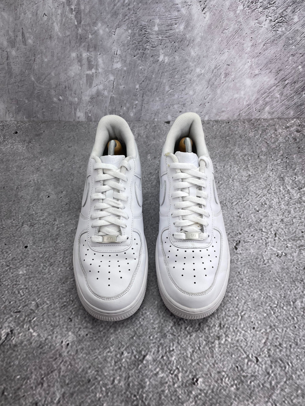 Nike Air Force 1 Low Triple White — buty sportowe męskie w bardzo dobrym stanie rozmiar 43, widok z góry