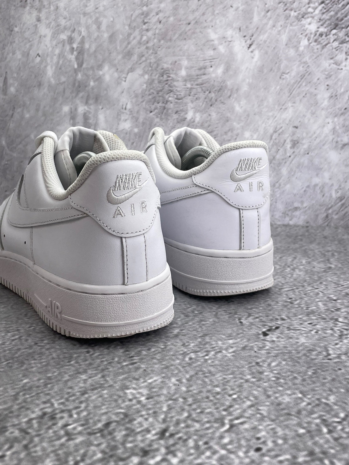 Nike Air Force 1 Low Triple White — buty sportowe męskie w bardzo dobrym stanie rozmiar 43, widok z tyłu
