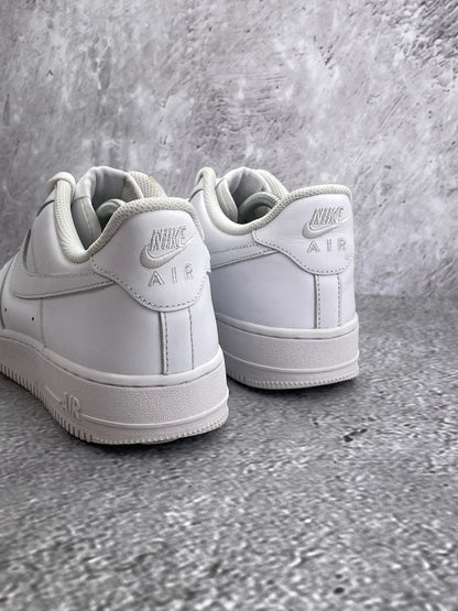 Nike Air Force 1 Low Triple White — buty sportowe męskie w bardzo dobrym stanie rozmiar 43, widok z tyłu