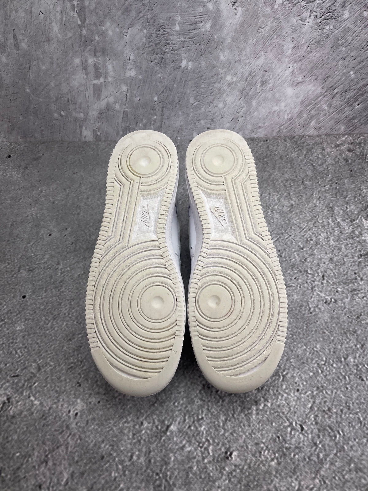 Nike Air Force 1 Low Triple White — buty sportowe męskie w bardzo dobrym stanie rozmiar 43, podeszwa