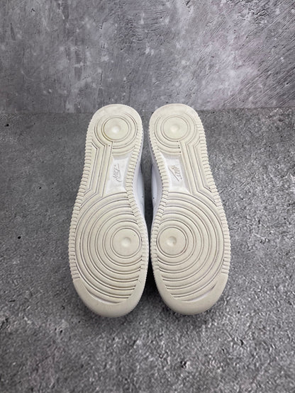 Nike Air Force 1 Low Triple White — buty sportowe męskie w bardzo dobrym stanie rozmiar 43, podeszwa
