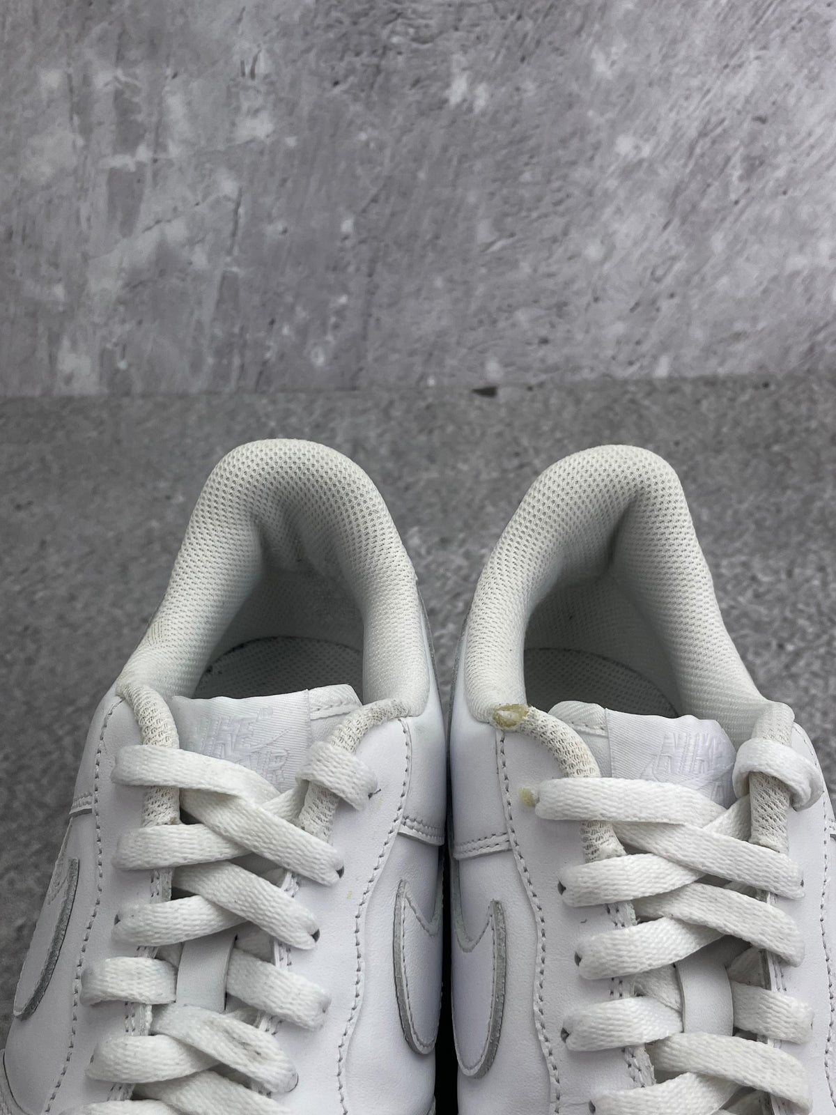 Nike Air Force 1 Low Triple White — buty sportowe męskie w bardzo dobrym stanie rozmiar 43, zapiętki butów
