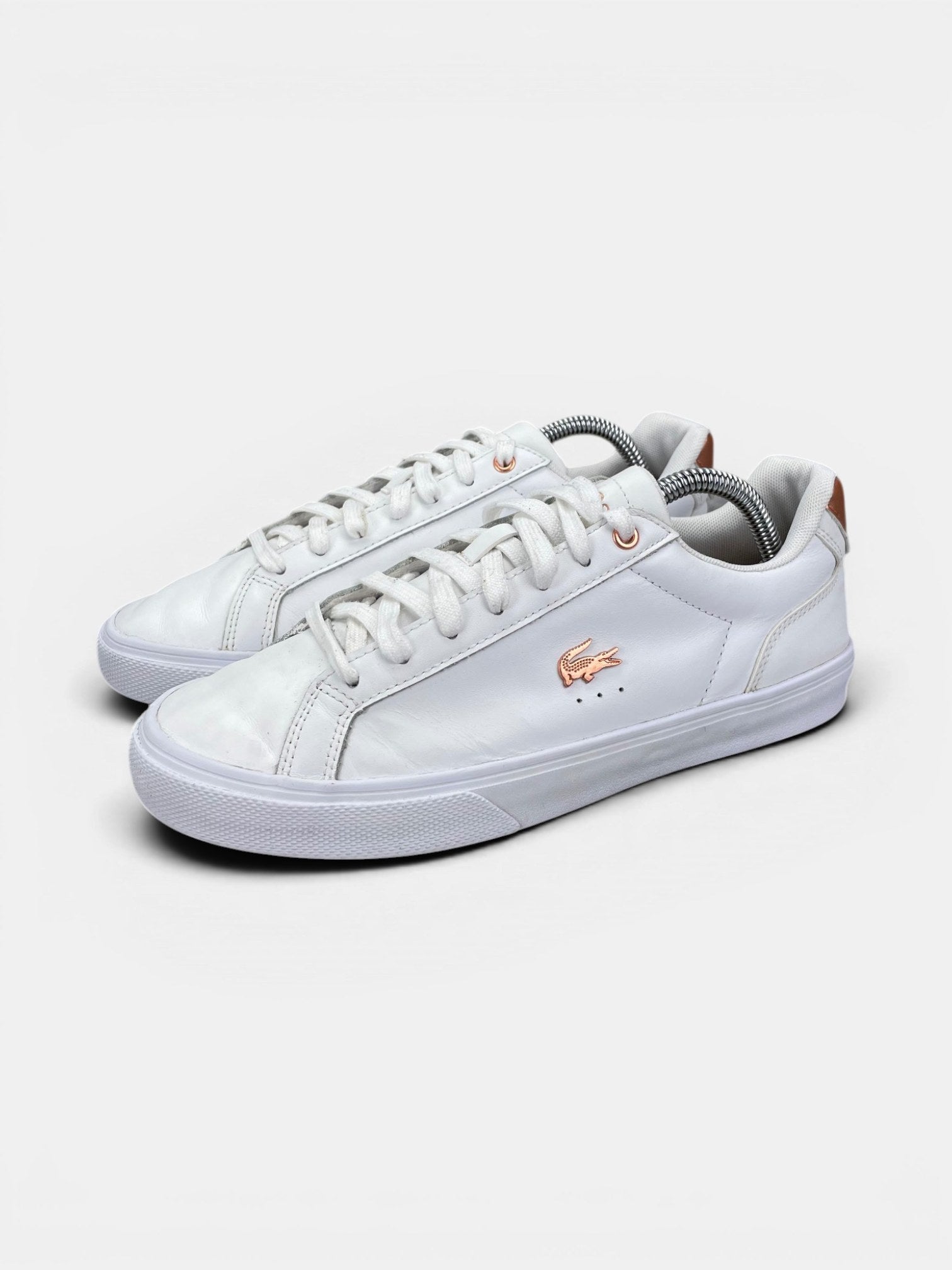 Lacoste Sneakers — buty sportowe damskie w bardzo dobrym stanie rozmiar 39, widok z boku