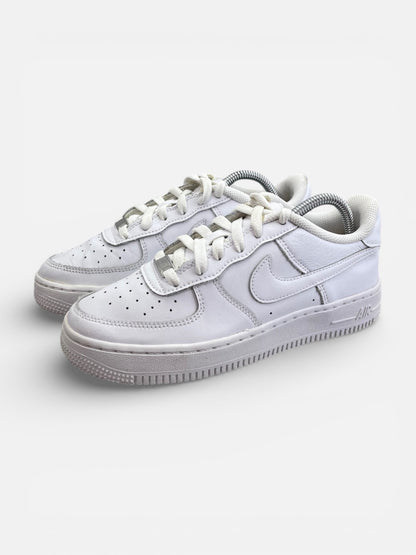 Nike Air Force 1 Low Triple White — buty sportowe damskie w bardzo dobrym stanie rozmiar 37.5, widok z boku
