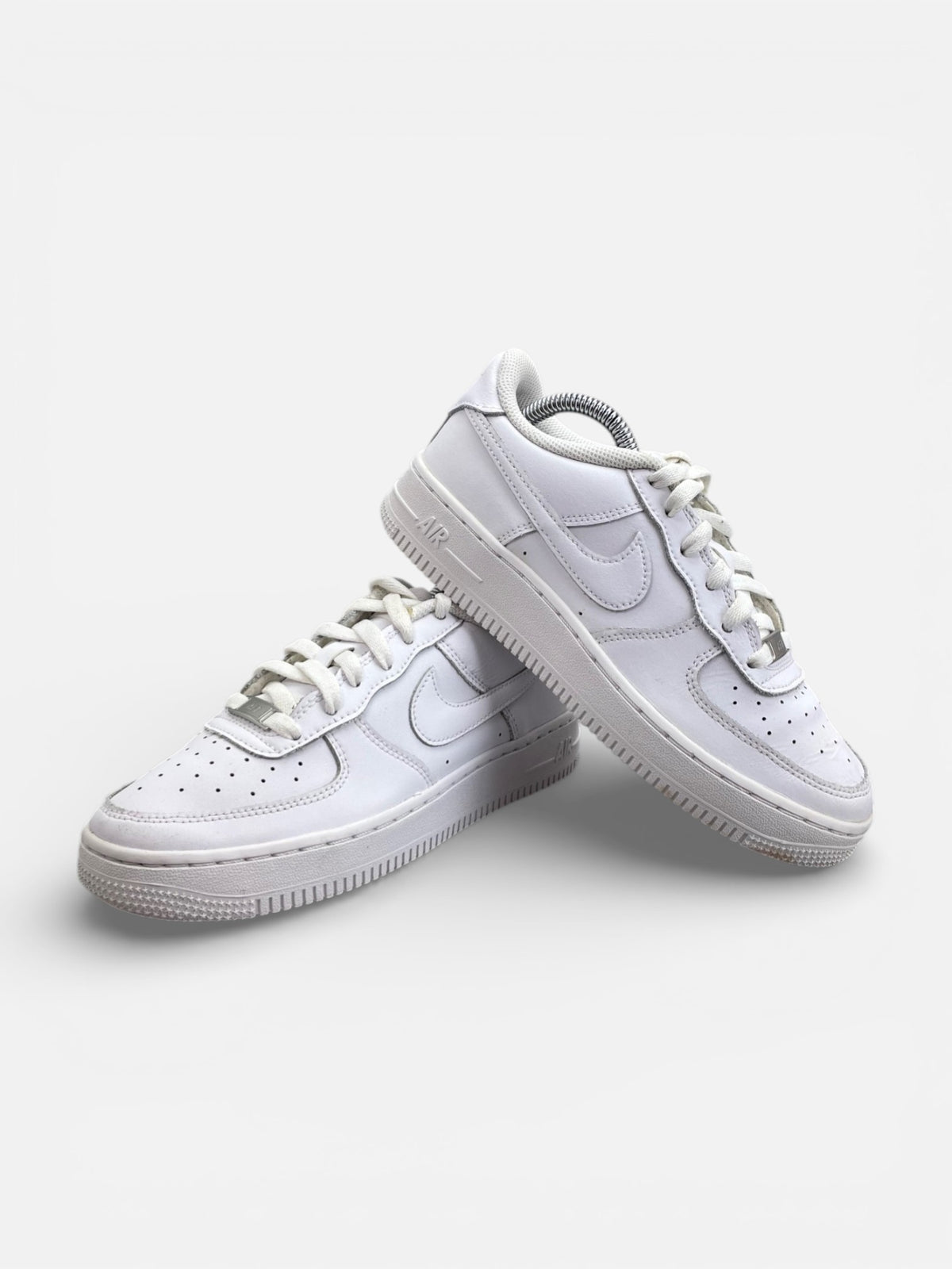 Nike Air Force 1 Low Triple White — buty sportowe damskie w bardzo dobrym stanie rozmiar 37.5, boczny profil