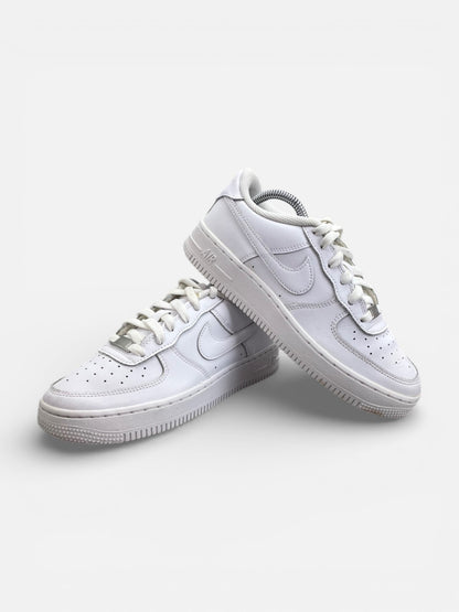 Nike Air Force 1 Low Triple White — buty sportowe damskie w bardzo dobrym stanie rozmiar 37.5, boczny profil