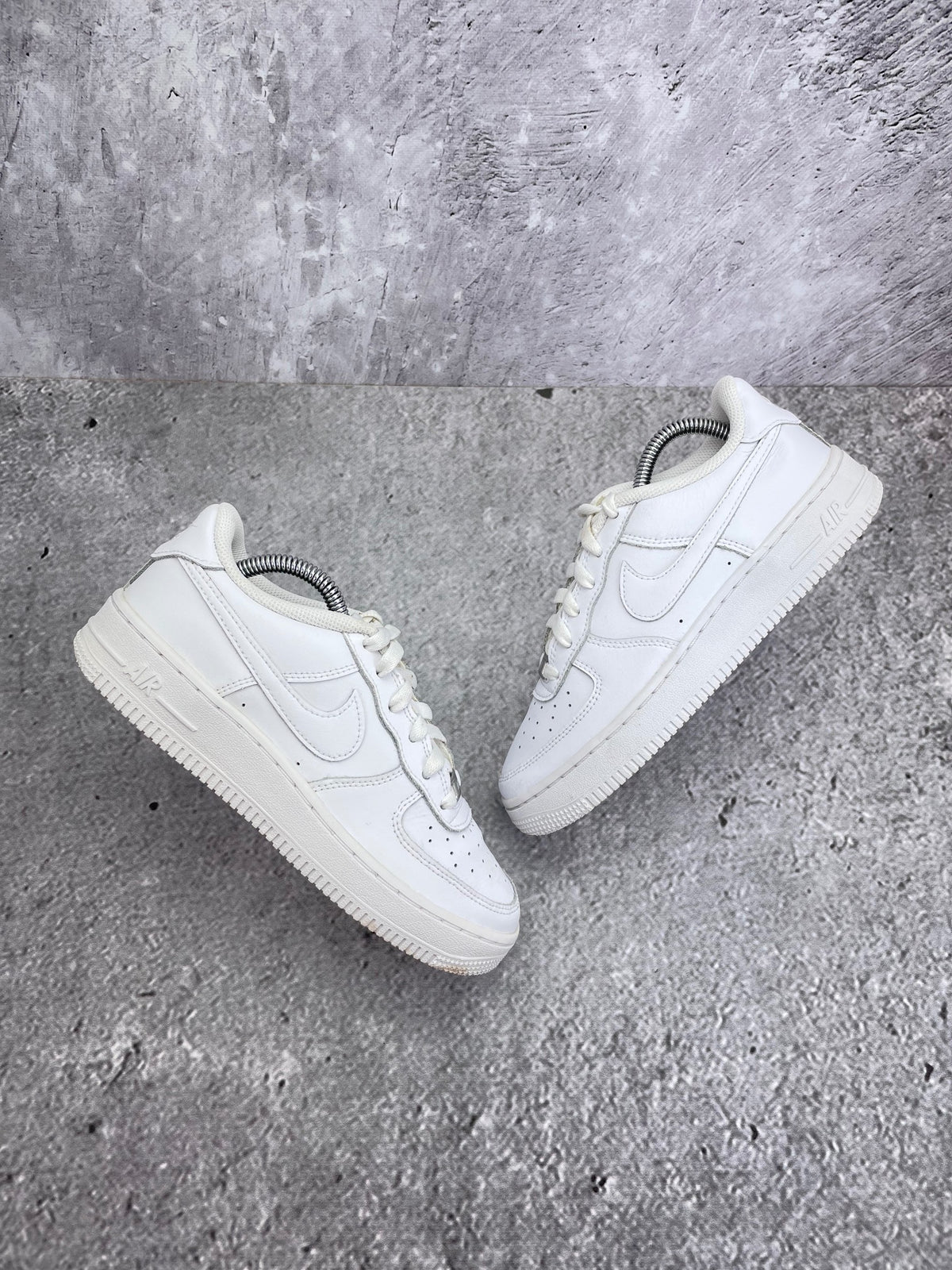 Nike Air Force 1 Low Triple White — buty sportowe damskie w bardzo dobrym stanie rozmiar 37.5, widok z góry na zewnętrzną stronę butów