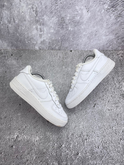 Nike Air Force 1 Low Triple White — buty sportowe damskie w bardzo dobrym stanie rozmiar 37.5, widok z góry na zewnętrzną stronę butów