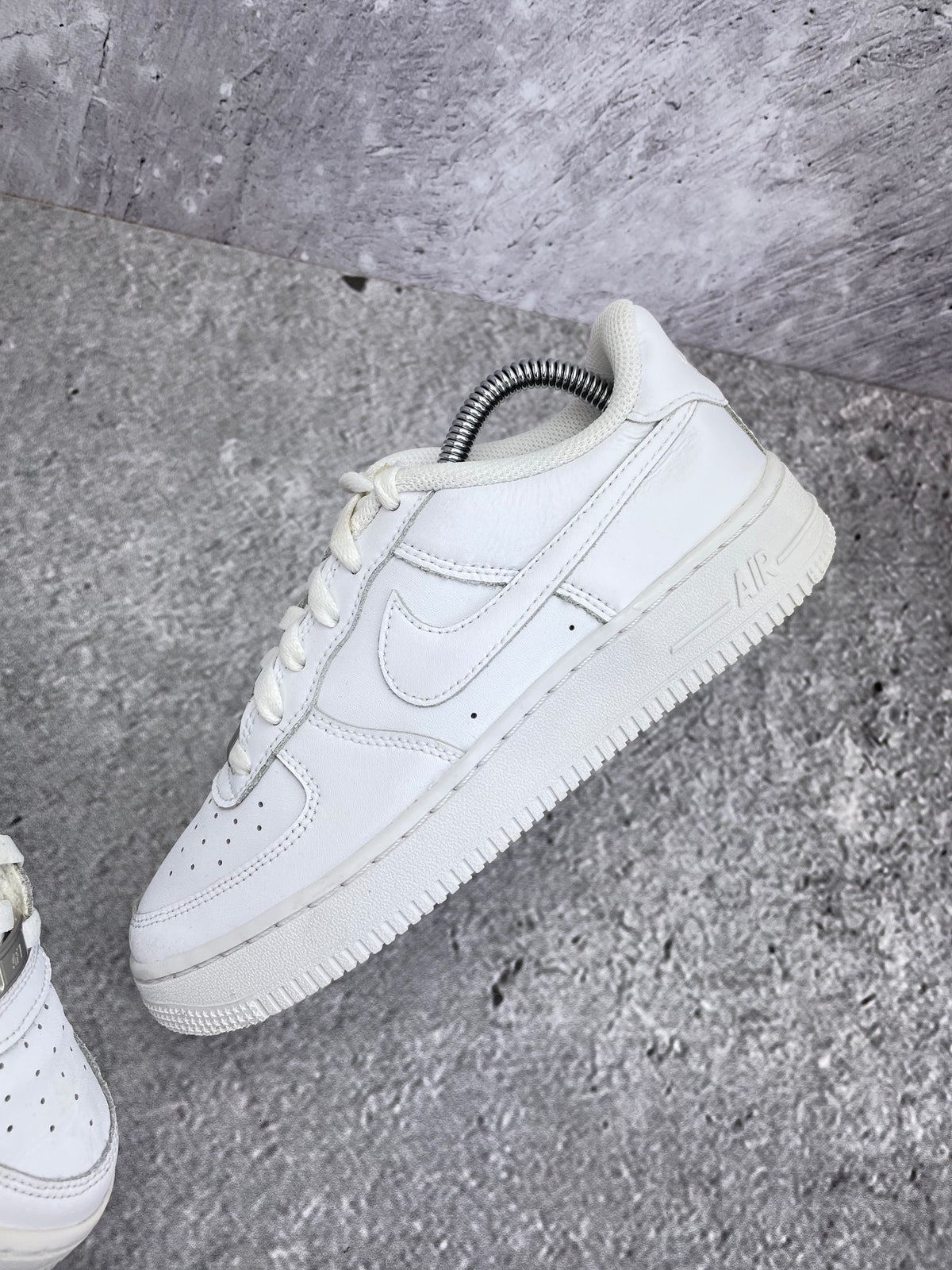 Nike Air Force 1 Low Triple White — buty sportowe damskie w bardzo dobrym stanie rozmiar 37.5, zewnętrzny panel prawego buta