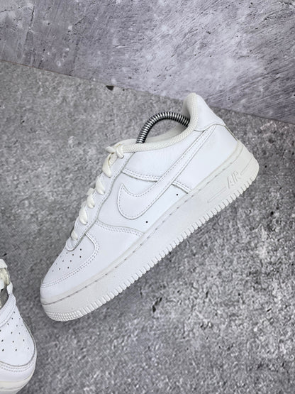 Nike Air Force 1 Low Triple White — buty sportowe damskie w bardzo dobrym stanie rozmiar 37.5, zewnętrzny panel prawego buta