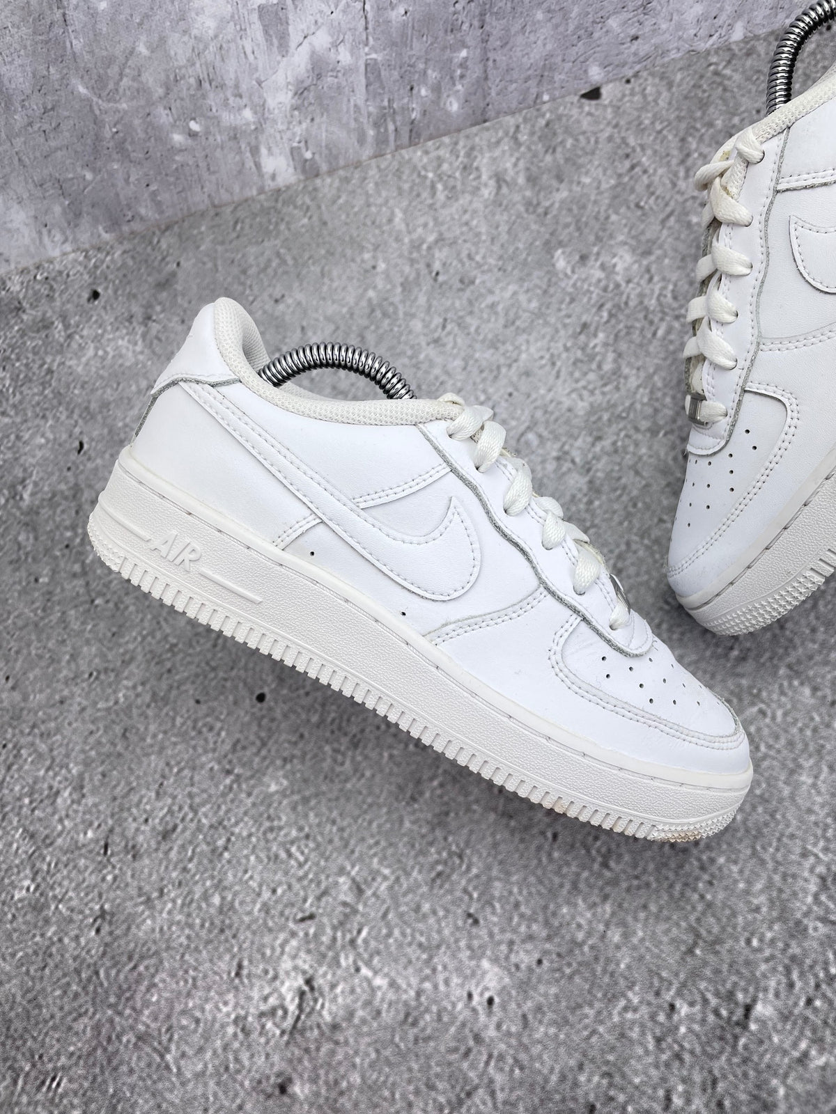 Nike Air Force 1 Low Triple White — buty sportowe damskie w bardzo dobrym stanie rozmiar 37.5, zewnętrzny panel lewego buta