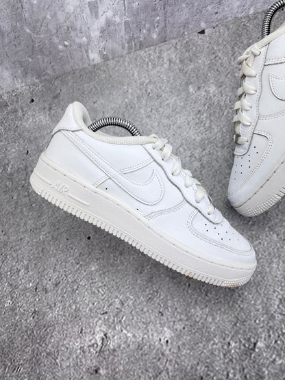 Nike Air Force 1 Low Triple White — buty sportowe damskie w bardzo dobrym stanie rozmiar 37.5, zewnętrzny panel lewego buta
