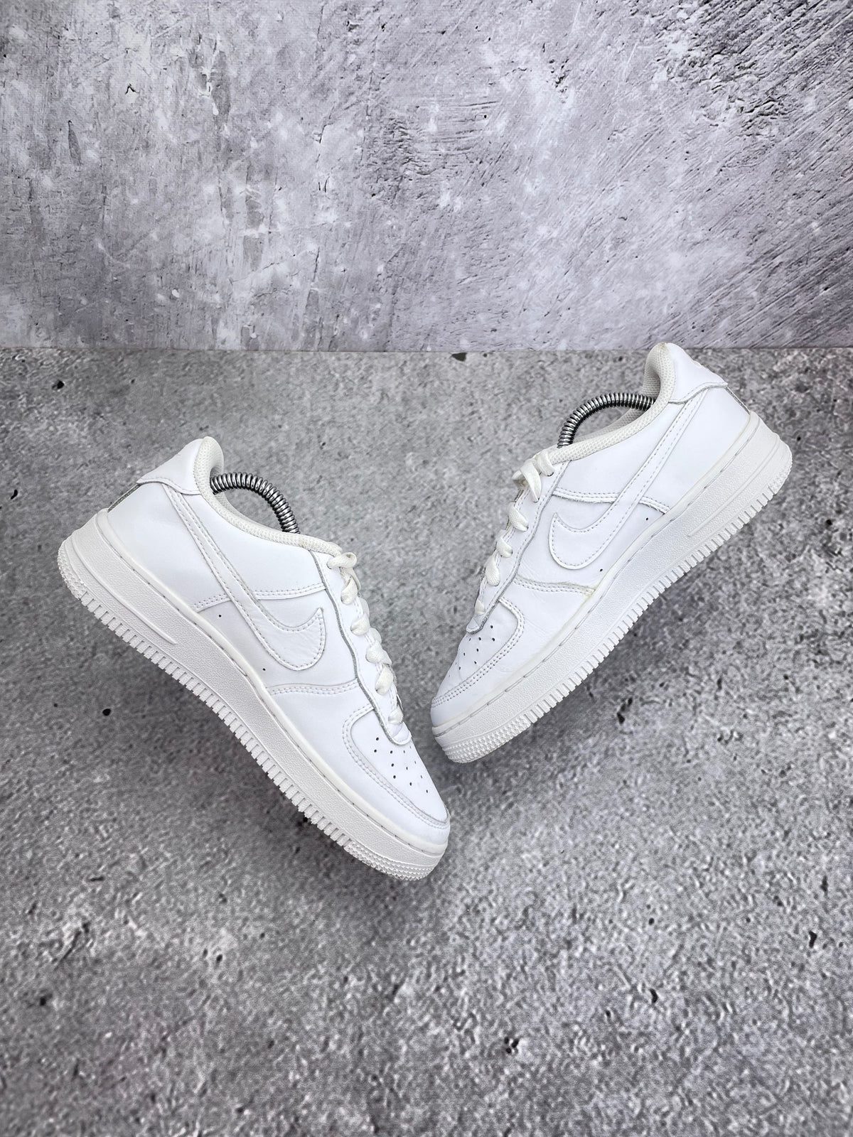 Nike Air Force 1 Low Triple White — buty sportowe damskie w bardzo dobrym stanie rozmiar 37.5, widok z góry na wewnętrzną stronę butów