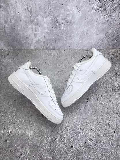 Nike Air Force 1 Low Triple White — buty sportowe damskie w bardzo dobrym stanie rozmiar 37.5, widok z góry na wewnętrzną stronę butów