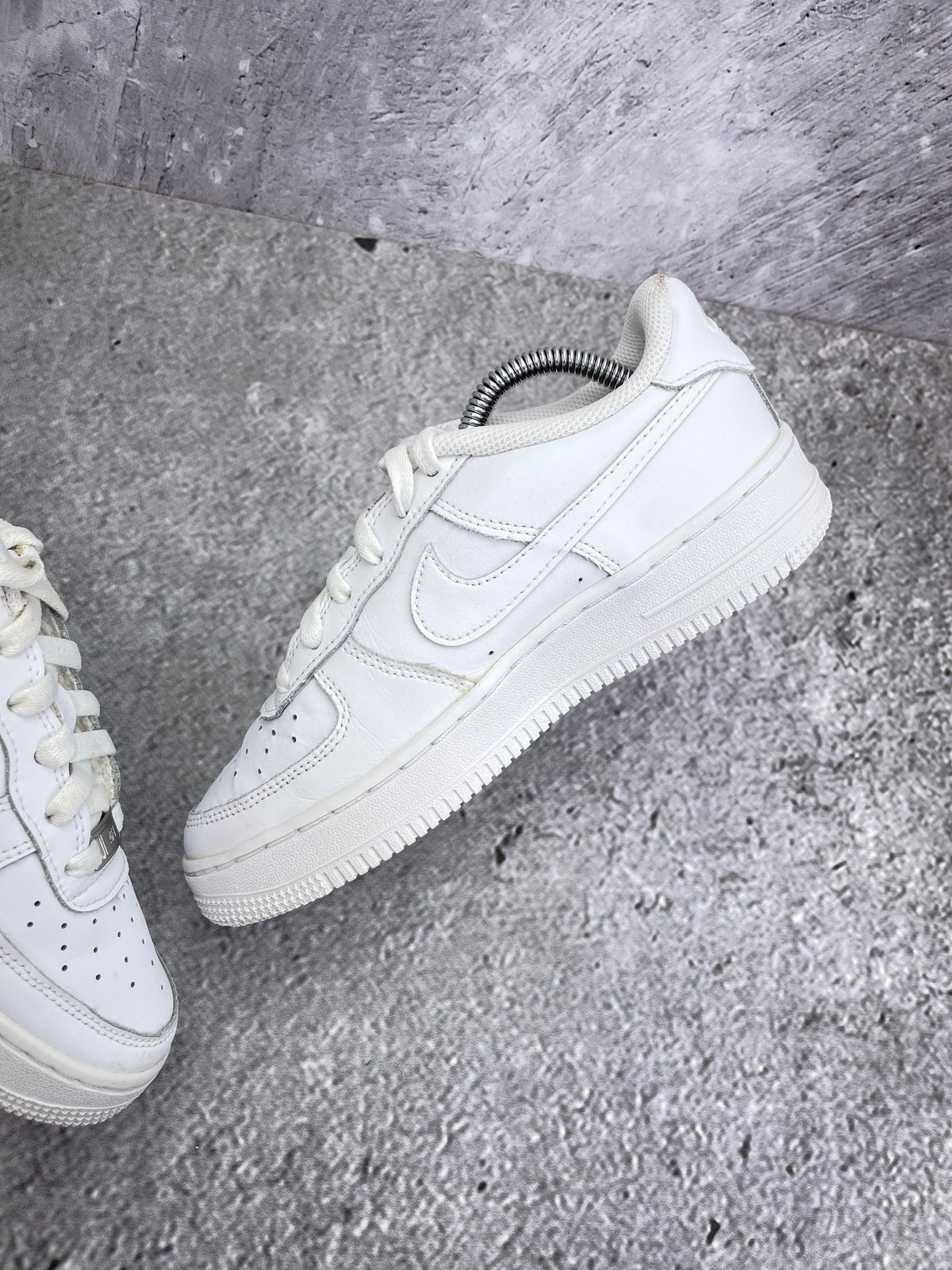 Nike Air Force 1 Low Triple White — buty sportowe damskie w bardzo dobrym stanie rozmiar 37.5, wewnętrzny panel lewego buta