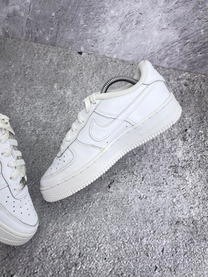 Nike Air Force 1 Low Triple White — buty sportowe damskie w bardzo dobrym stanie rozmiar 37.5, wewnętrzny panel lewego buta