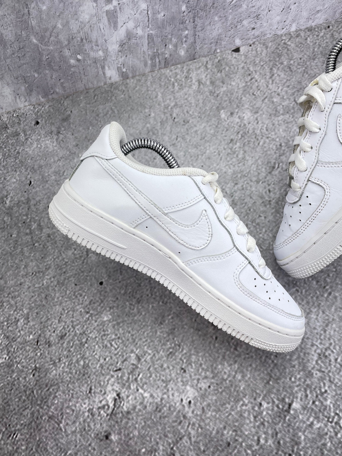 Nike Air Force 1 Low Triple White — buty sportowe damskie w bardzo dobrym stanie rozmiar 37.5, wewnętrzny panel prawego buta