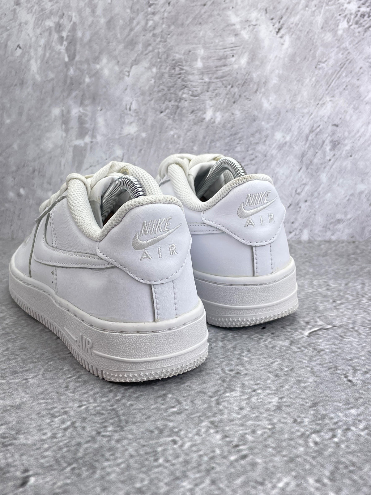 Nike Air Force 1 Low Triple White — buty sportowe damskie w bardzo dobrym stanie rozmiar 37.5, widok z góry