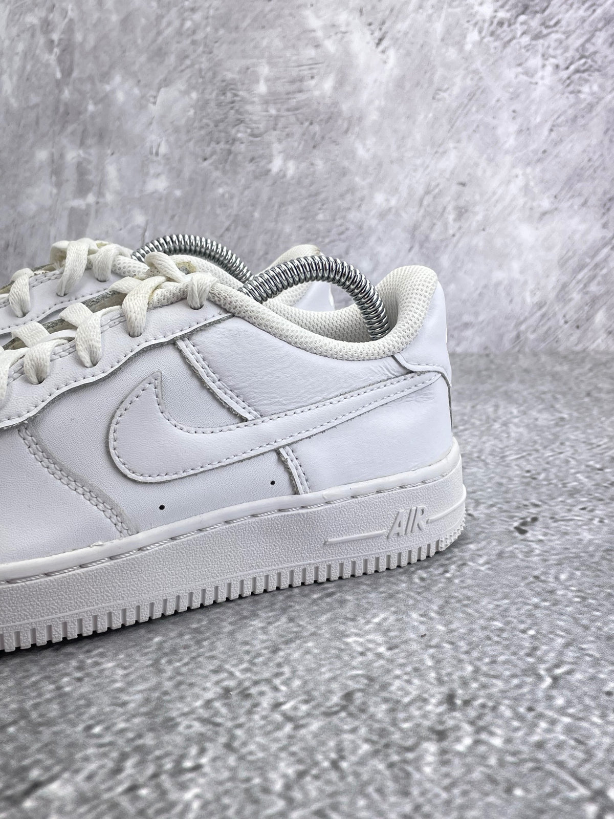 Nike Air Force 1 Low Triple White — buty sportowe damskie w bardzo dobrym stanie rozmiar 37.5, widok z tyłu