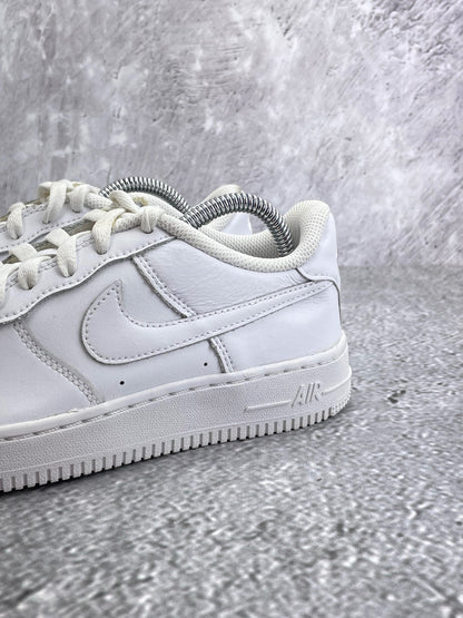 Nike Air Force 1 Low Triple White — buty sportowe damskie w bardzo dobrym stanie rozmiar 37.5, widok z tyłu