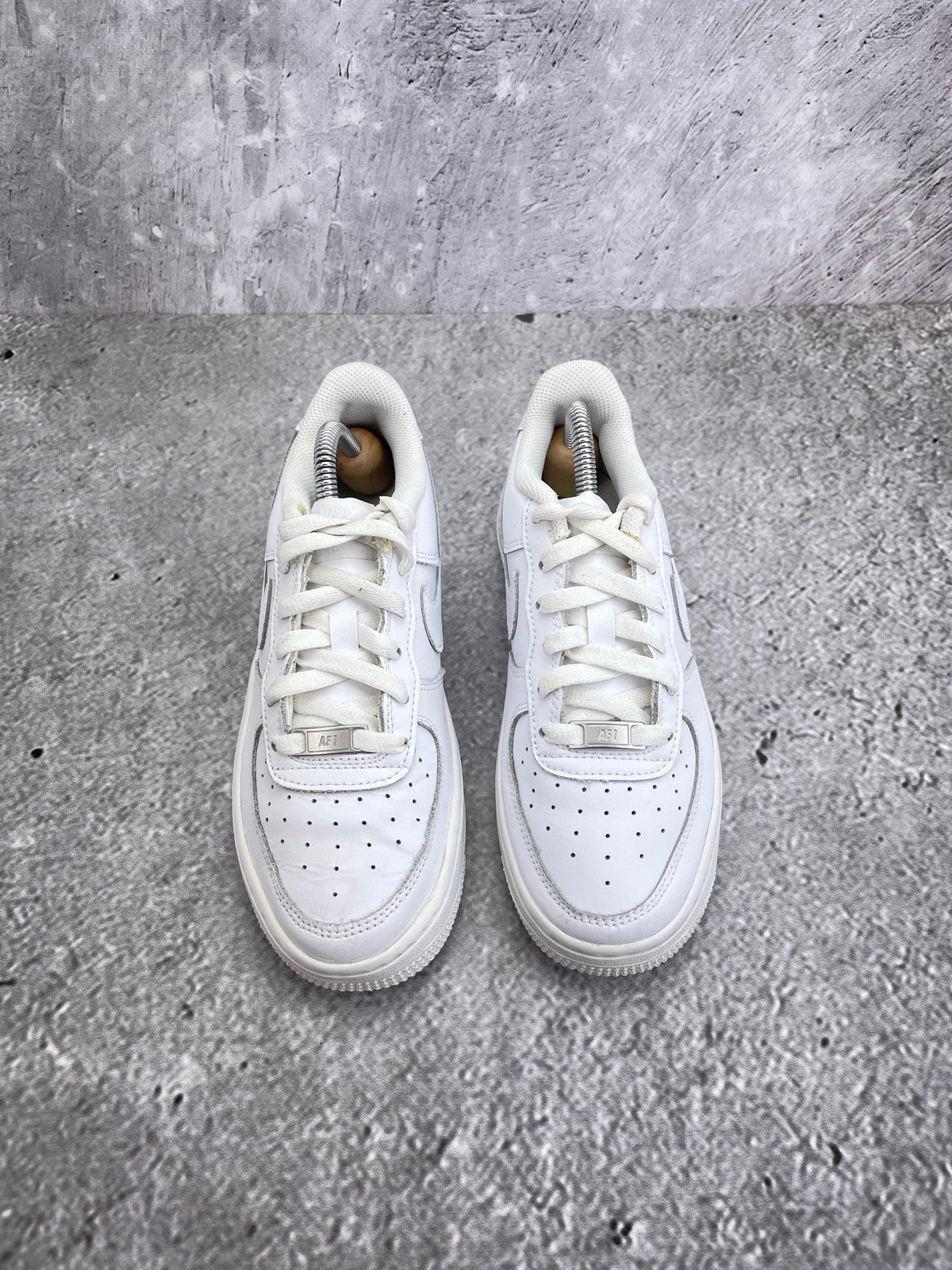 Nike Air Force 1 Low Triple White — buty sportowe damskie w bardzo dobrym stanie rozmiar 37.5, podeszwa