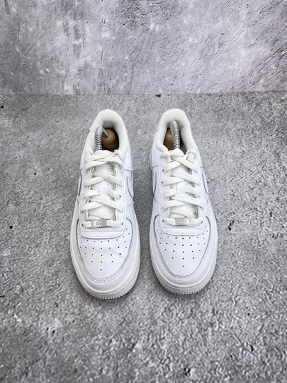Nike Air Force 1 Low Triple White — buty sportowe damskie w bardzo dobrym stanie rozmiar 37.5, podeszwa
