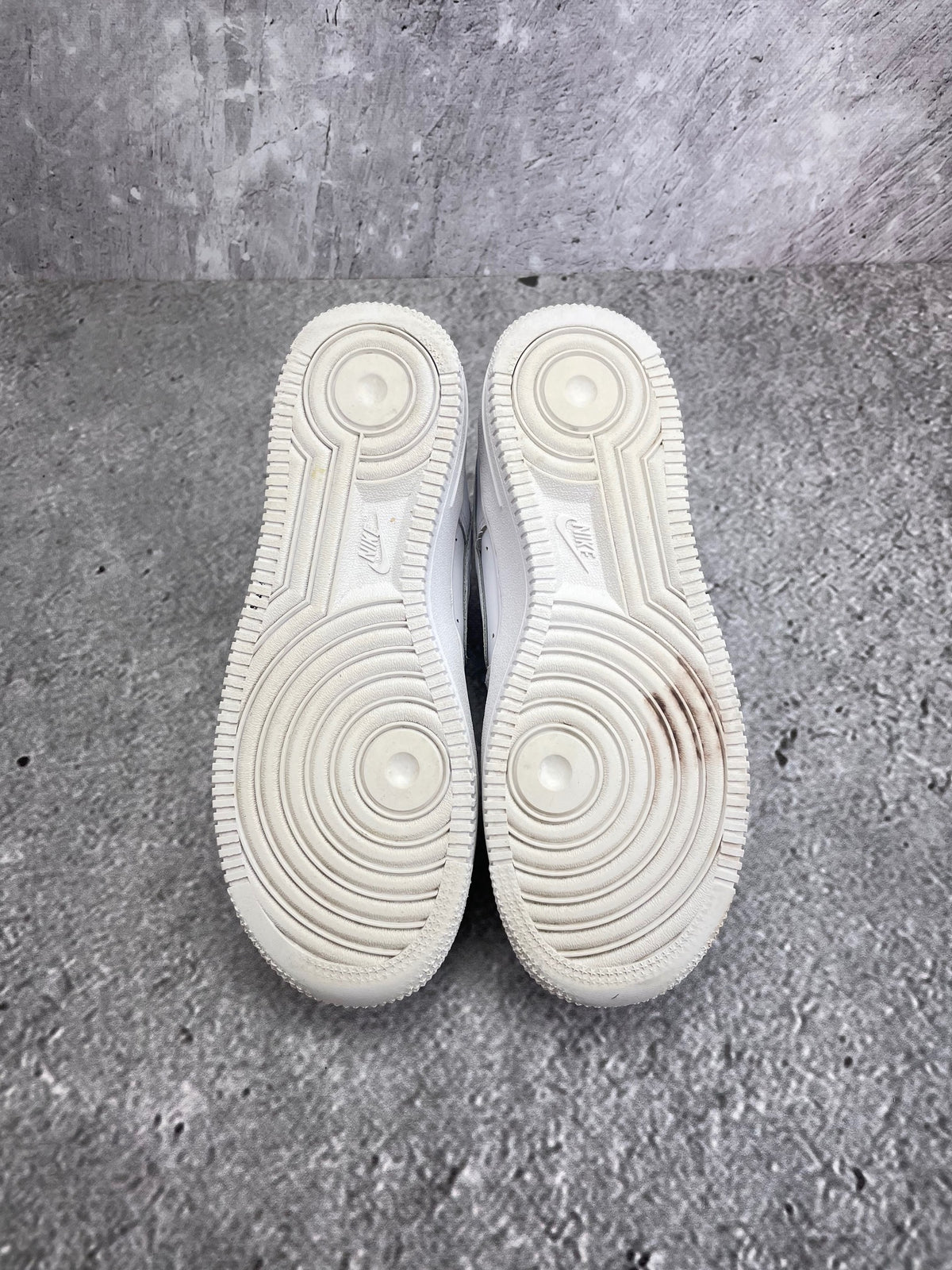 Nike Air Force 1 Low Triple White — buty sportowe damskie w bardzo dobrym stanie rozmiar 37.5, zapiętki butów