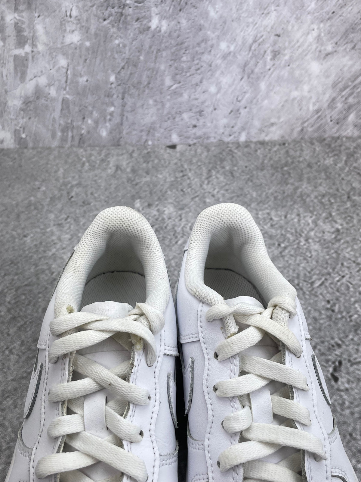 Nike Air Force 1 Low Triple White — buty sportowe damskie w bardzo dobrym stanie rozmiar 37.5, opcjonalne zdjęcie 1