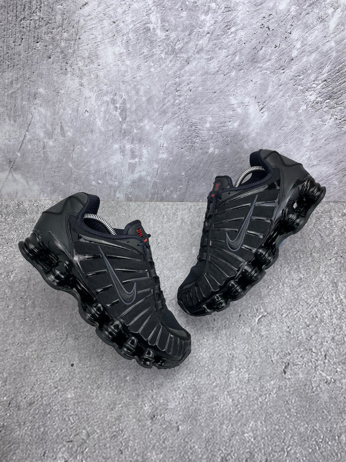 Nike Shox TL Metallic Hematite — buty sportowe męskie w bardzo dobrym stanie rozmiar 42.5, widok z góry na zewnętrzną stronę butów