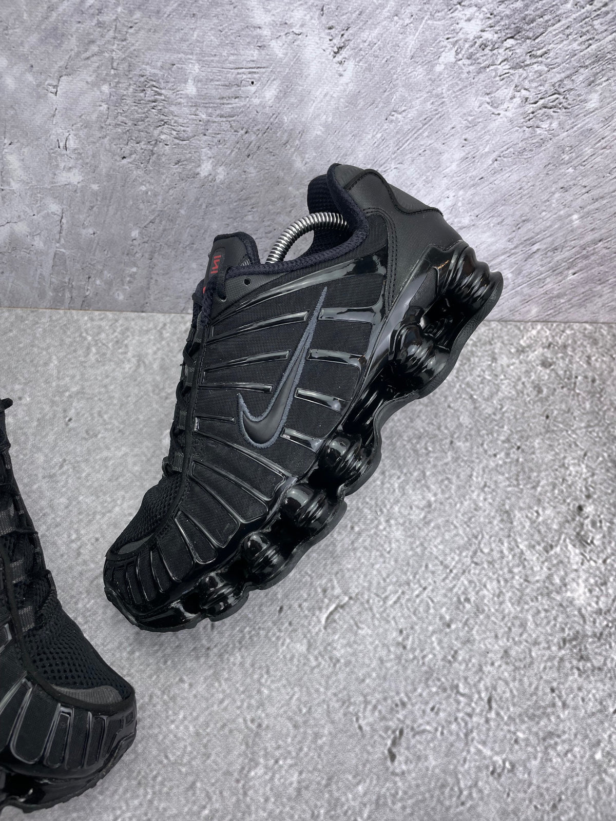 Nike Shox TL Metallic Hematite — buty sportowe męskie w bardzo dobrym stanie rozmiar 42.5, zewnętrzny panel prawego buta