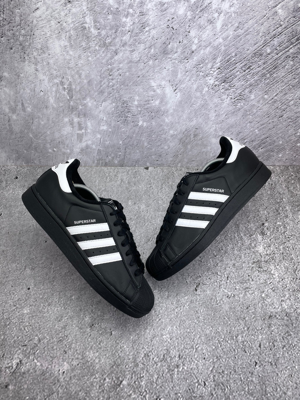 Adidas Superstar II Black White — buty sportowe męskie w bardzo dobrym stanie rozmiar 46, widok z góry na zewnętrzną stronę butów