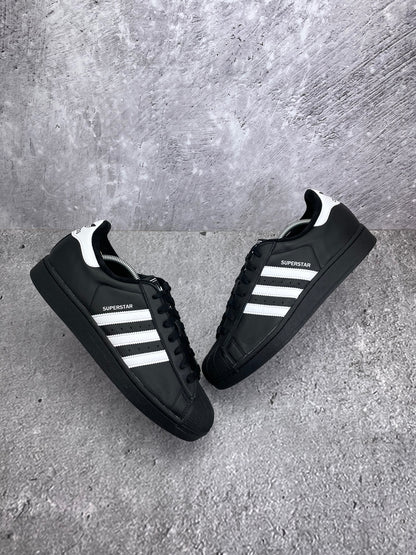 Adidas Superstar II Black White — buty sportowe męskie w bardzo dobrym stanie rozmiar 46, widok z góry na zewnętrzną stronę butów