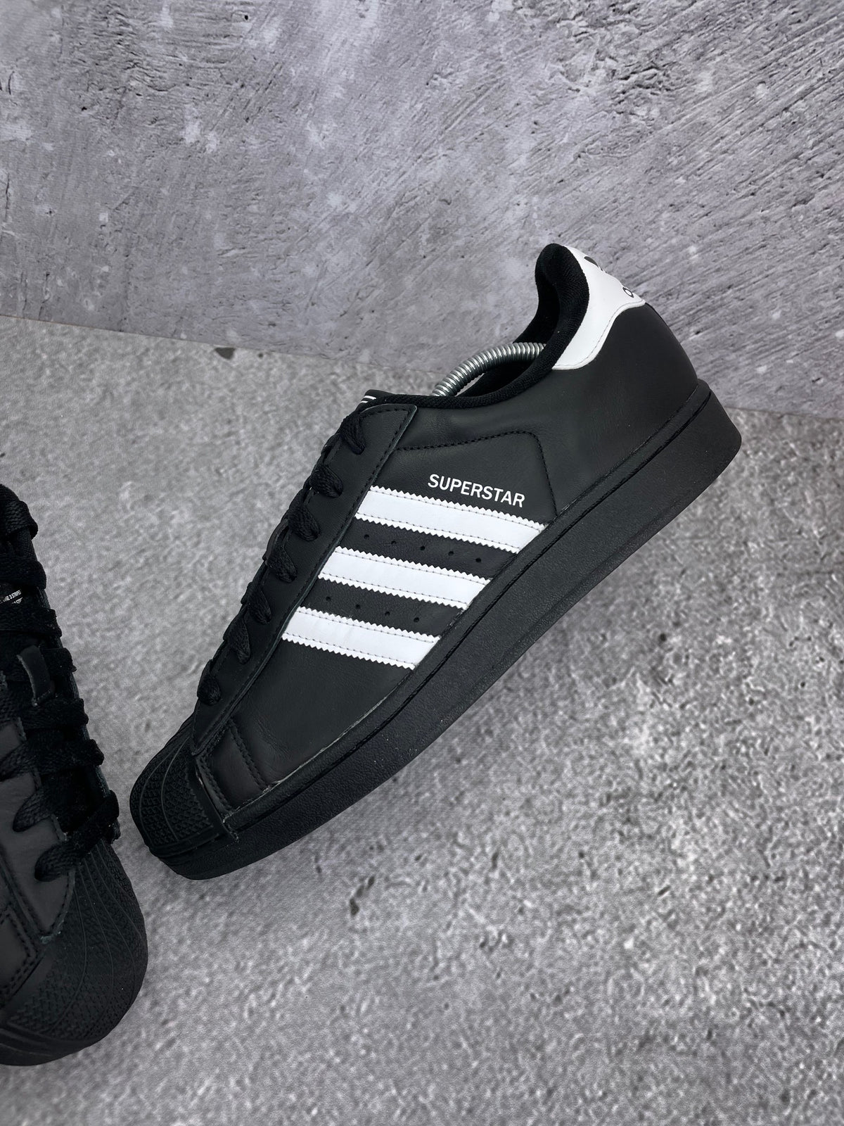 Adidas Superstar II Black White — buty sportowe męskie w bardzo dobrym stanie rozmiar 46, zewnętrzny panel prawego buta