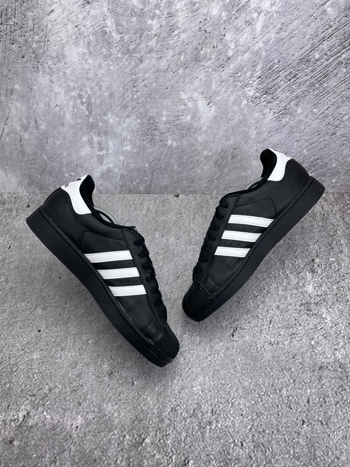 Adidas Superstar II Black White — buty sportowe męskie w bardzo dobrym stanie rozmiar 46, widok z góry na wewnętrzną stronę butów