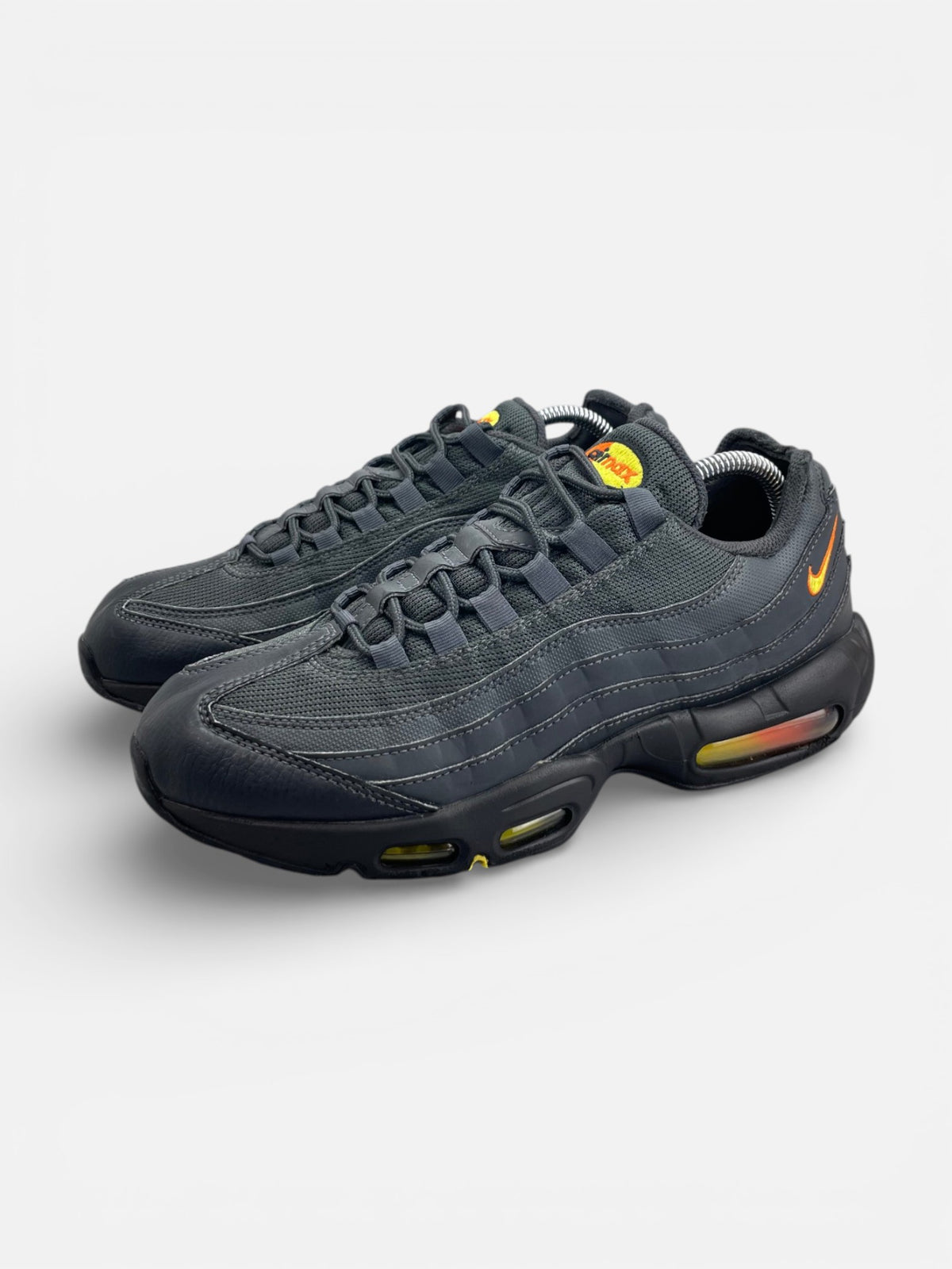 Nike Air Max 95 Anthracite Safety Orange — buty sportowe męskie w bardzo dobrym stanie rozmiar 42, widok z boku