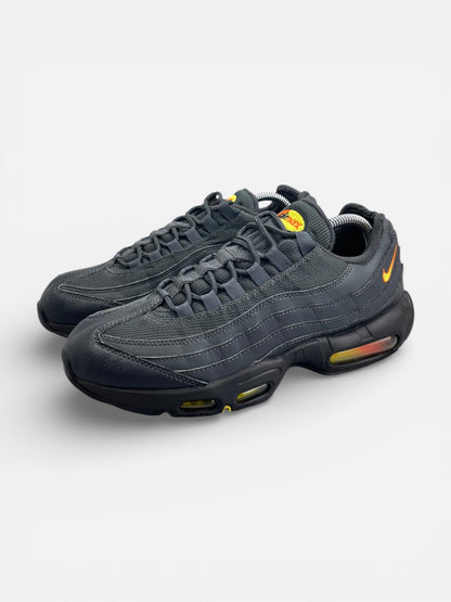 Nike Air Max 95 Anthracite Safety Orange — buty sportowe męskie w bardzo dobrym stanie rozmiar 42, widok z boku