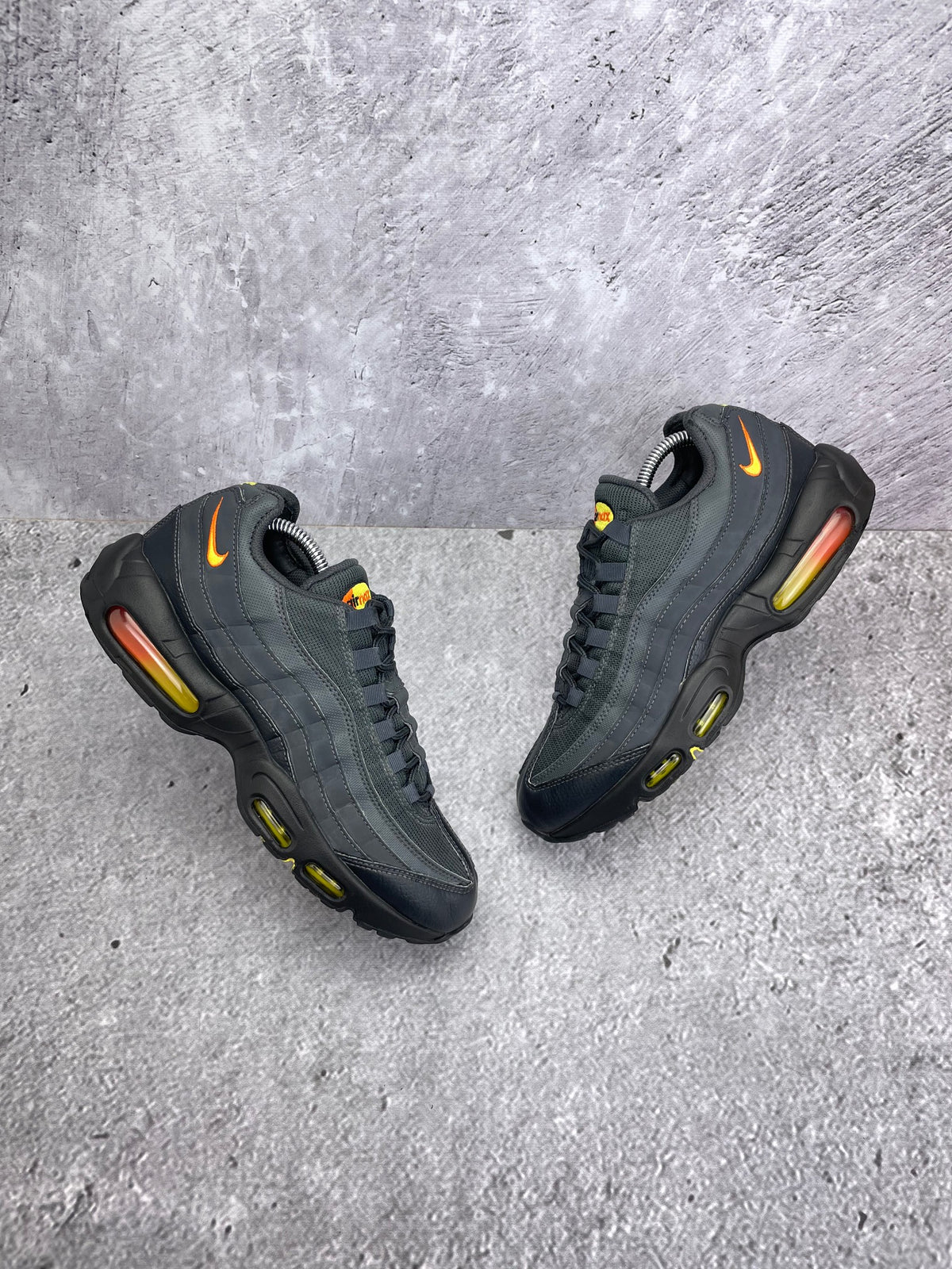 Nike Air Max 95 Anthracite Safety Orange — buty sportowe męskie w bardzo dobrym stanie rozmiar 42, widok z góry na zewnętrzną stronę butów