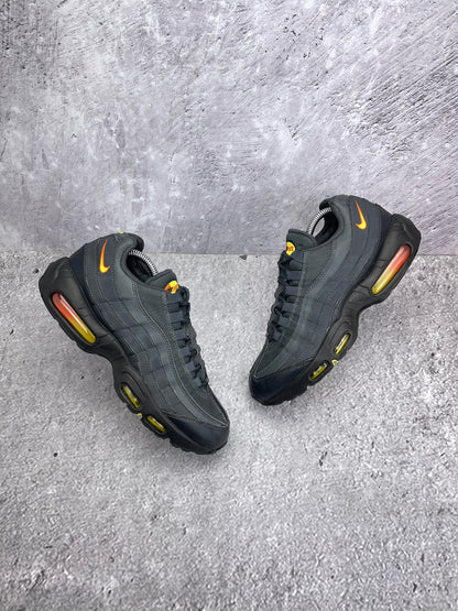 Nike Air Max 95 Anthracite Safety Orange — buty sportowe męskie w bardzo dobrym stanie rozmiar 42, widok z góry na zewnętrzną stronę butów