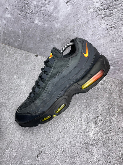 Nike Air Max 95 Anthracite Safety Orange — buty sportowe męskie w bardzo dobrym stanie rozmiar 42, zewnętrzny panel prawego buta