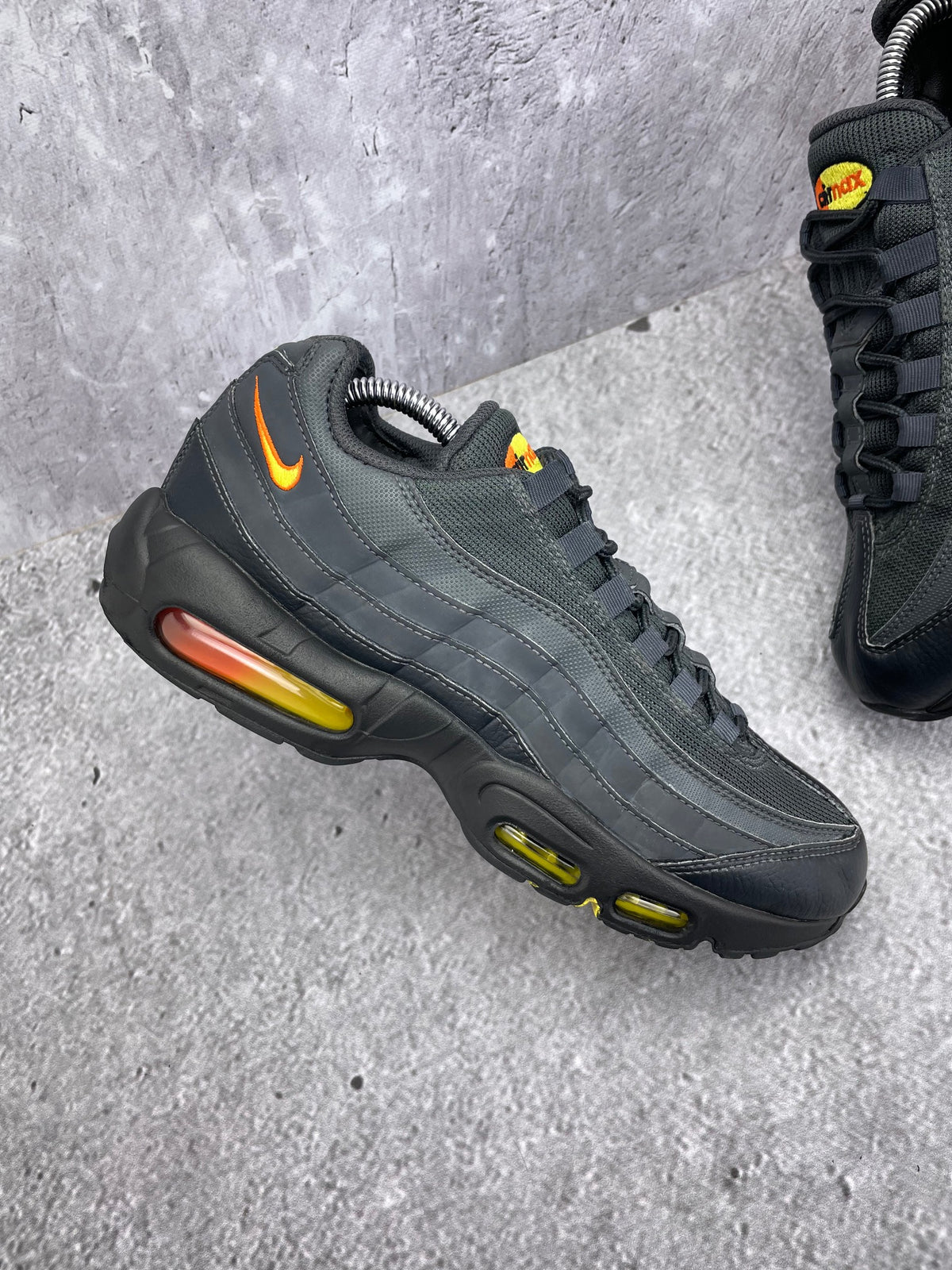 Nike Air Max 95 Anthracite Safety Orange — buty sportowe męskie w bardzo dobrym stanie rozmiar 42, zewnętrzny panel lewego buta