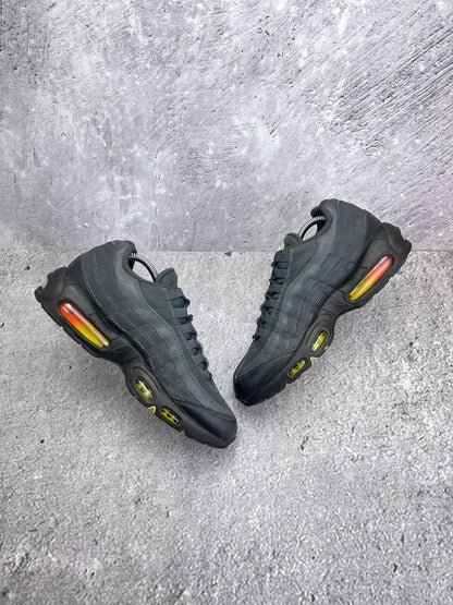 Nike Air Max 95 Anthracite Safety Orange — buty sportowe męskie w bardzo dobrym stanie rozmiar 42, widok z góry na wewnętrzną stronę butów