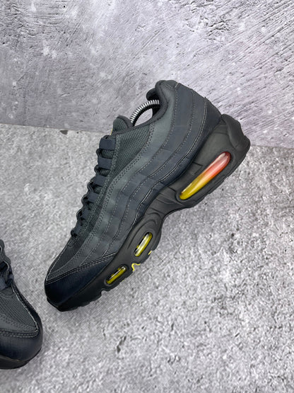 Nike Air Max 95 Anthracite Safety Orange — buty sportowe męskie w bardzo dobrym stanie rozmiar 42, wewnętrzny panel lewego buta