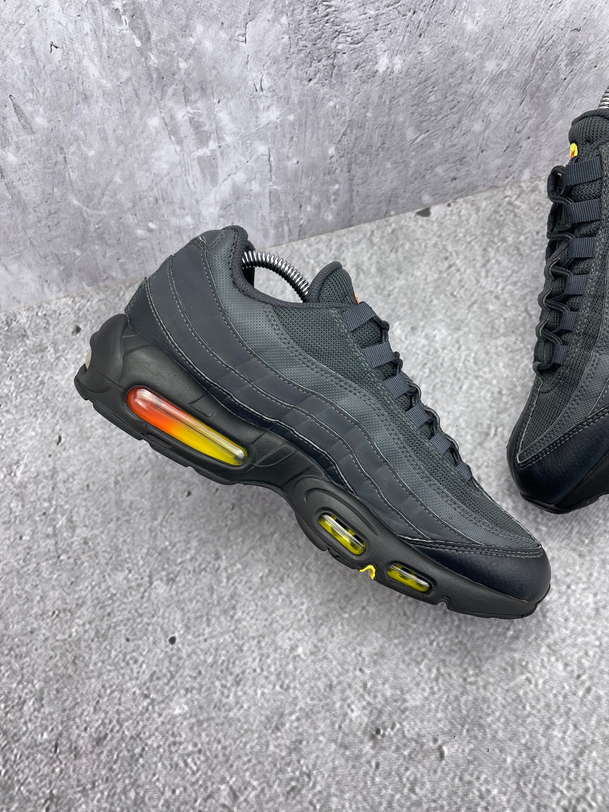 Nike Air Max 95 Anthracite Safety Orange — buty sportowe męskie w bardzo dobrym stanie rozmiar 42, wewnętrzny panel prawego buta