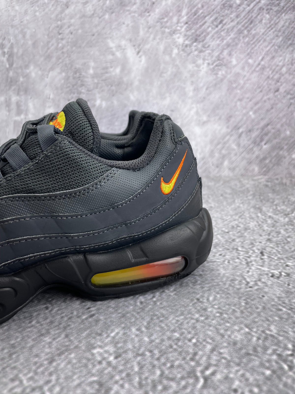 Nike Air Max 95 Anthracite Safety Orange — buty sportowe męskie w bardzo dobrym stanie rozmiar 42, widok z góry
